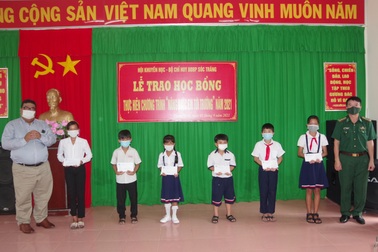 Trao hàng trăm suất học bổng đến học sinh nghèo vùng biên giới biển