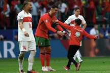 Cậu bé lao vào sân xin chụp ảnh chung khiến Ronaldo hạnh phúc