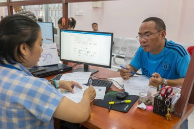 Cán bộ cơ sở làm ngày làm đêm để phục vụ dân