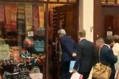 Ông Kerry "shopping" ở phố cổ Hà Nội