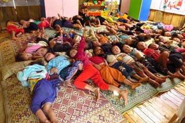 Chùm ảnh: Xót xa bữa ăn, giấc ngủ của trẻ mầm non Phình Sáng