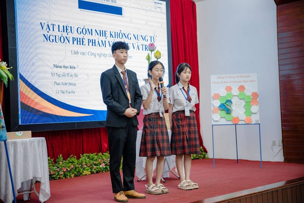 Nhóm học sinh Huế chế tạo gốm không nung từ phế phẩm nông nghiệp - 3 Nhóm học sinh Huế chế tạo gốm không nung từ phế phẩm nông nghiệp - 3