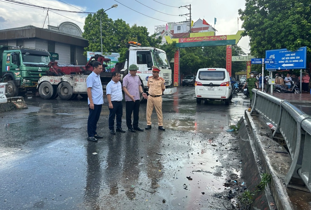 Vụ tai nạn ở Hà Nội: Bốn mẹ con tử vong tại chỗ - 2 Vụ tai nạn ở Hà Nội: Bốn mẹ con tử vong tại chỗ - 2