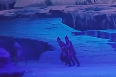 Màn chó sói đuổi diễn viên chạy tán loạn gây tranh luận ở Trung Quốc