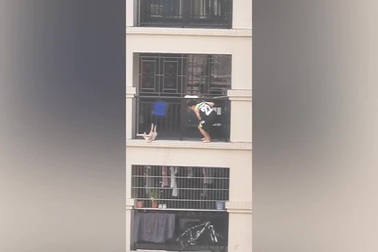 Clip chàng trai cứu em bé mắc kẹt cheo leo ở tầng 7 khiến dân mạng cảm phục