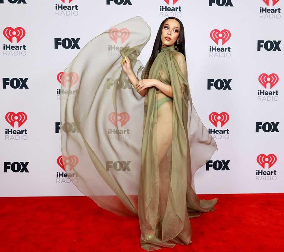 Megan Fox và Doja Cat bốc lửa dự lễ trao giải âm nhạc của Mỹ - 1 Megan Fox và Doja Cat bốc lửa dự lễ trao giải âm nhạc của Mỹ - 1
