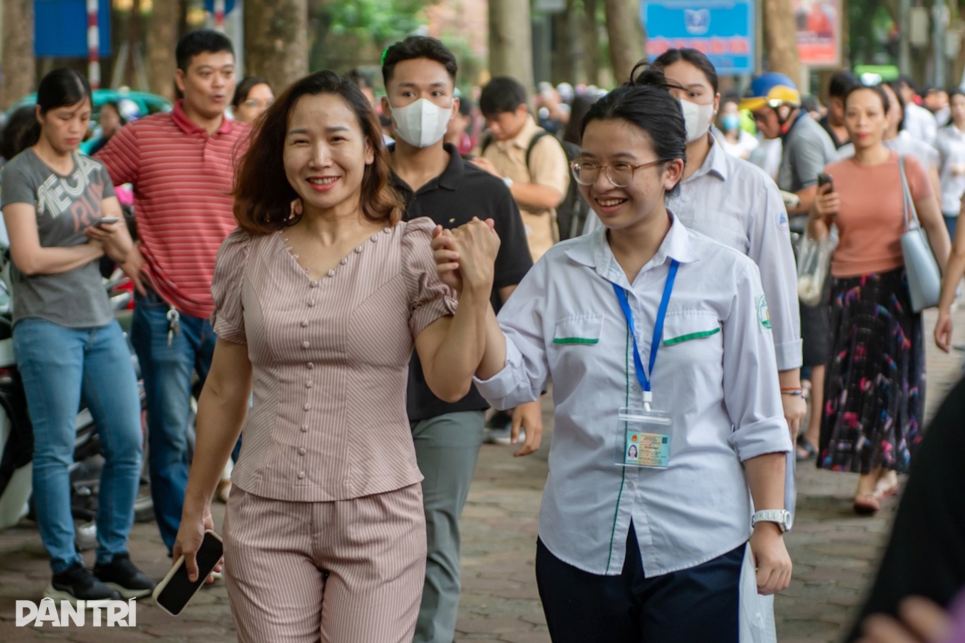 Phụ huynh tiếp sức sĩ tử thi môn ngữ văn vào lớp 10 ở Hà Nội - 15 Phụ huynh tiếp sức sĩ tử thi môn ngữ văn vào lớp 10 ở Hà Nội - 15