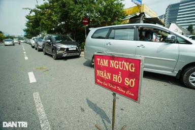 Tài xế ôtô xếp hàng từ sáng đến trưa vẫn chưa tới lượt vào đăng kiểm