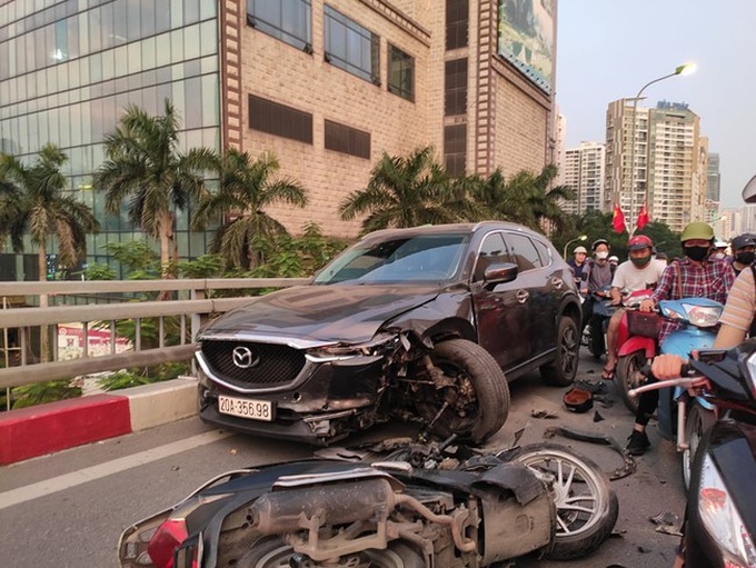 Tai nạn liên hoàn trên cầu vượt Nguyễn Chánh, một người nguy kịch - Ảnh 1.