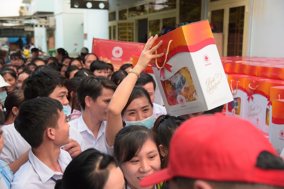 Công ty bánh kẹo Hải Hà tặng quà công nhân lao động nhân dịp Tết Canh Tý 2020 - 3 Công ty bánh kẹo Hải Hà tặng quà công nhân lao động nhân dịp Tết Canh Tý 2020 - 3