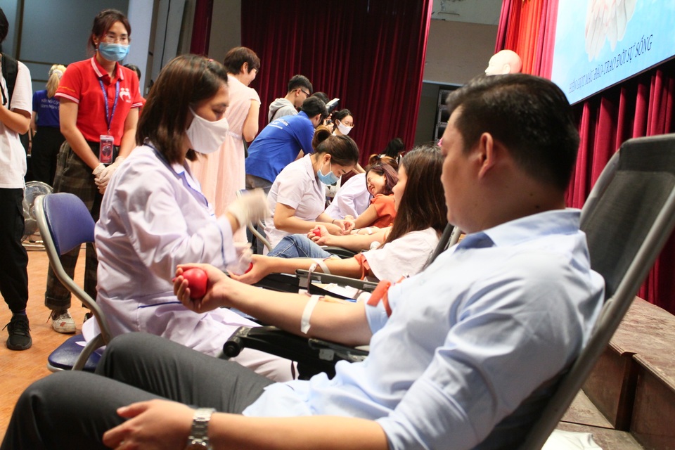 Thầy trò trường Báo nô nức tham gia ngày hội hiến máu tình nguyện - 6 Thầy trò trường Báo nô nức tham gia ngày hội hiến máu tình nguyện - 6