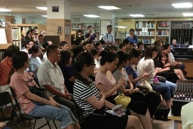 Văn học tình cảm Pháp hiện đại: Nghệ thuật hay văn chương thị trường?