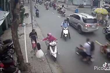 Học sinh đầu trần đi xe máy phóng ngược chiều tông vào người đi đúng luật