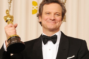 Colin Firth quên tượng Oscar trong… WC