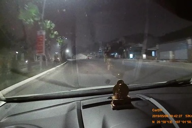 Trời tối, xe máy còn đi ngược chiều với tốc độ nhanh