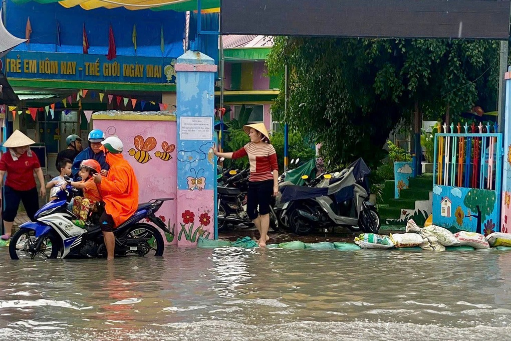 TPHCM mưa lớn, nhiều nơi ngập úng cục bộ - 2 TPHCM mưa lớn, nhiều nơi ngập úng cục bộ - 2