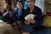 Vợ chồng nghèo vùng lũ trả lại 10 triệu đồng lẫn trong gói hàng từ thiện