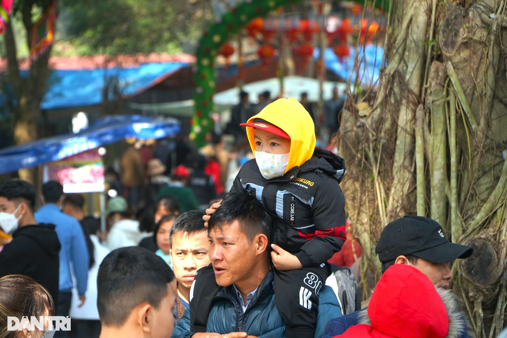 Hàng vạn người chen chân xin nước thánh cầu may đầu năm mới - 8 Hàng vạn người chen chân xin nước thánh cầu may đầu năm mới - 8