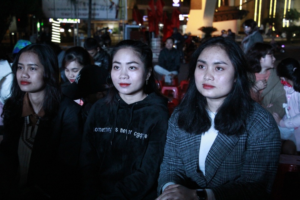 Không bắn pháo hoa, người dân phố núi xem văn nghệ đêm cuối năm - 4 Không bắn pháo hoa, người dân phố núi xem văn nghệ đêm cuối năm - 4