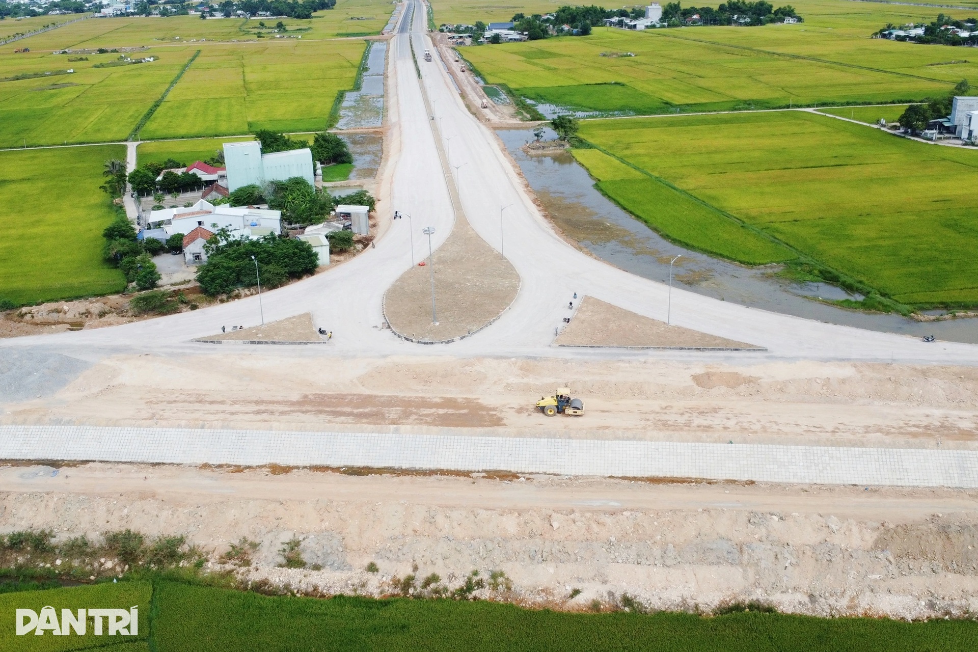 Đường nghìn tỷ băng qua những cánh đồng lúa chín ở miền Trung - 3 Đường nghìn tỷ băng qua những cánh đồng lúa chín ở miền Trung - 3