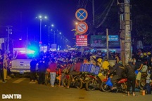 Hàng nghìn người từ TPHCM đổ về quê khiến cửa ngõ phía Tây ùn tắc kéo  dài