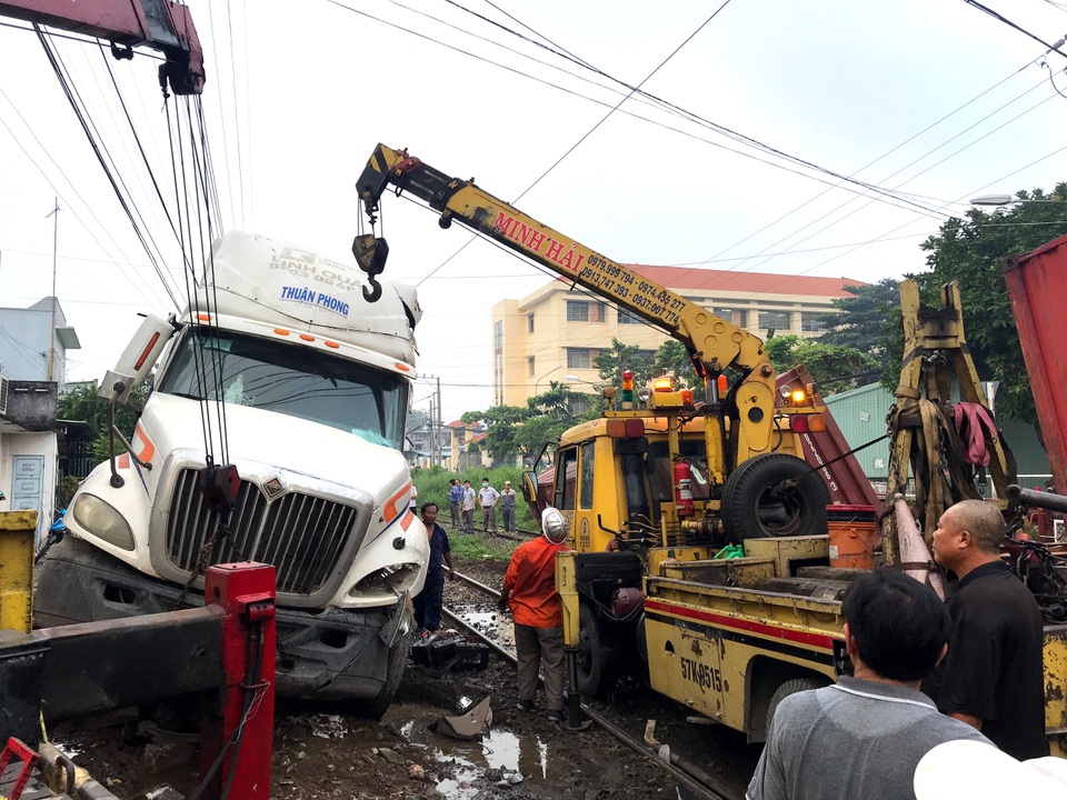 Xe container bị tàu hỏa tông đứt đôi - 8 Xe container bị tàu hỏa tông đứt đôi - 8