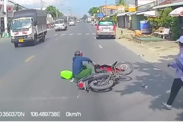 Người phụ nữ đi xe máy bị ô tô tông ngã vì lao nhanh ra đường