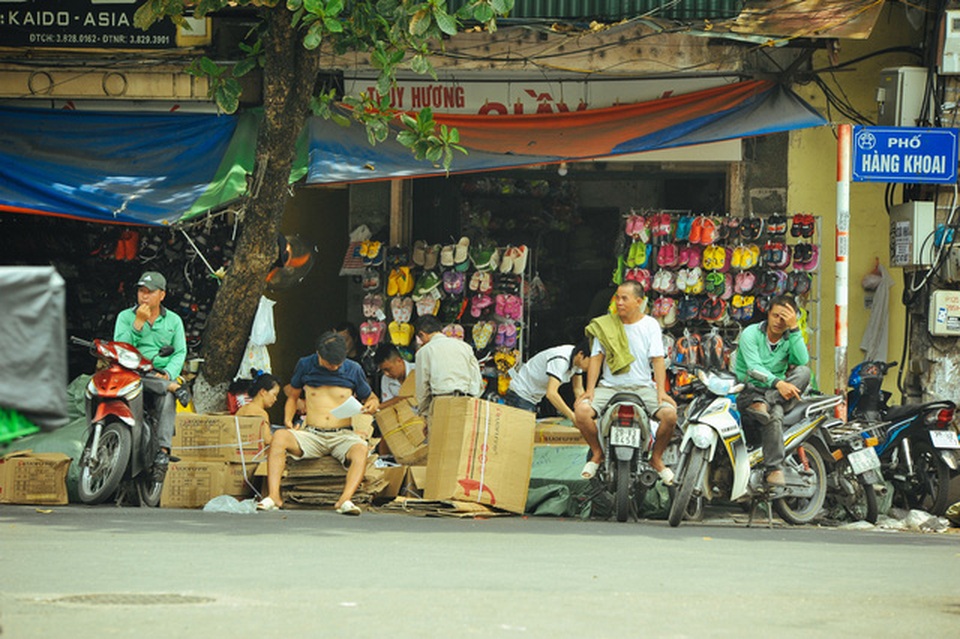 Người Hà Nội chật vật mưu sinh dưới nắng hè gay gắt - 10 Người Hà Nội chật vật mưu sinh dưới nắng hè gay gắt - 10