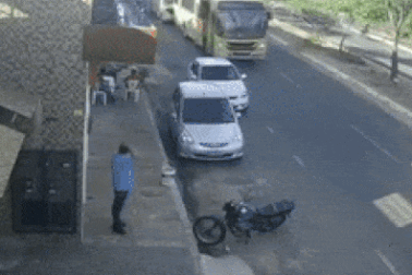 Bị xe buýt húc tung vì đỗ xe lấn chiếm lòng đường