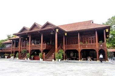 Đại gia chi “trăm tỷ” xây nhà cổ, xăng dầu lại được đề xuất tăng thuế 5.000 đồng/lít