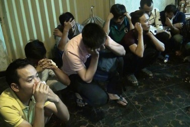 Gần 100 cảnh sát “đột kích” ổ cờ bạc cực khủng trong chung cư ở Sài Gòn