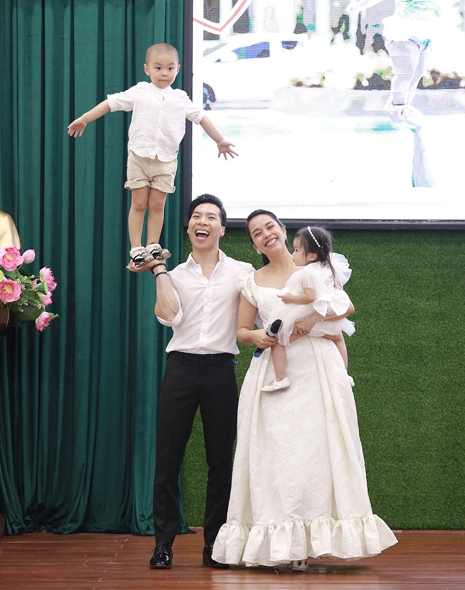 Con gái nhỏ của Quốc Nghiệp lần đầu diễn xiếc trên sân khấu cùng ba - 1 Con gái nhỏ của Quốc Nghiệp lần đầu diễn xiếc trên sân khấu cùng ba - 1