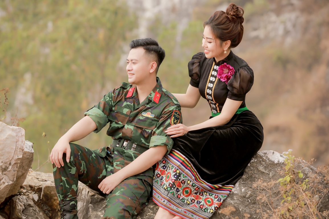 Sao mai Lương Hà Mỹ Anh làm mới ca khúc Chiều biên giới nhân dịp 22/12 - 3 Sao mai Lương Hà Mỹ Anh làm mới ca khúc Chiều biên giới nhân dịp 22/12 - 3
