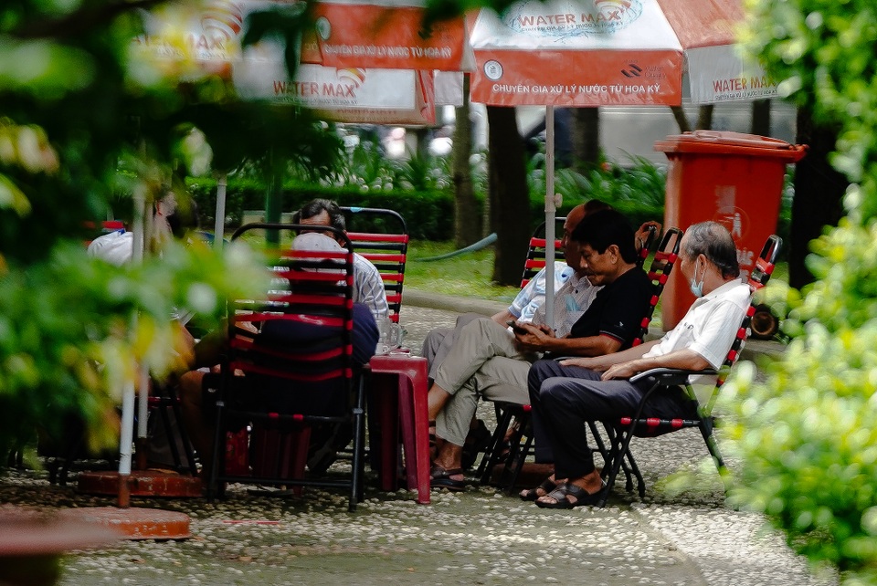 Người dân đồng loạt đeo khẩu trang trong ngày đầu xử phạt - 11