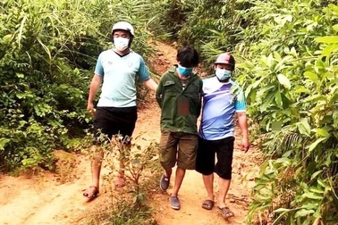 Bắt giữ đối tượng trốn nã dưới vỏ bọc đi thu hái hạt ươi bay