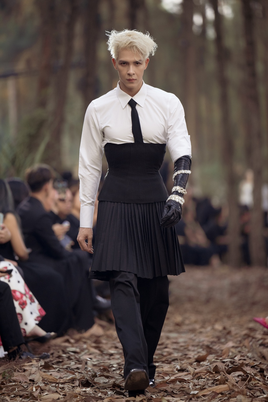 Denis Đặng catwalk chuyên nghiệp, biến hóa ấn tượng - 4 Denis Đặng catwalk chuyên nghiệp, biến hóa ấn tượng - 4