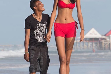 Cô gái tuổi teen cao nhất thế giới bên cạnh người yêu “tí hon”