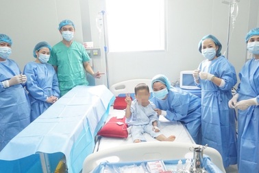 Bé trai 4 tuổi u nguyên bào thần kinh được ghép tế bào gốc thành công