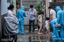 Nhân viên nấu ăn cho người cách ly tập trung ở khách sạn nhiễm SARS-CoV-2