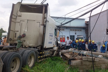 Trụ điện ngăn xe container lao vào dãy nhà trọ