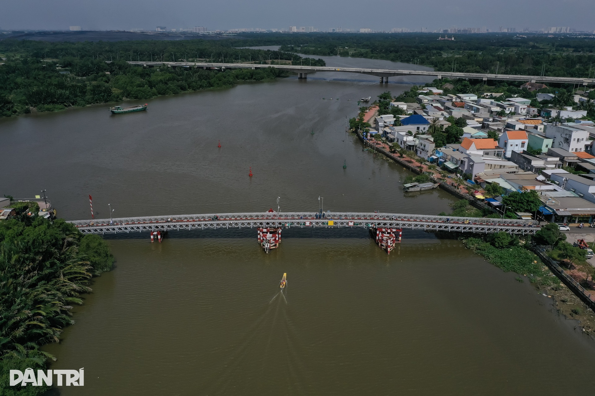 Người dân thấp thỏm qua lại trên 2 cầu sắt xuống cấp ở khu Nam Sài Gòn - 8 Người dân thấp thỏm qua lại trên 2 cầu sắt xuống cấp ở khu Nam Sài Gòn - 8