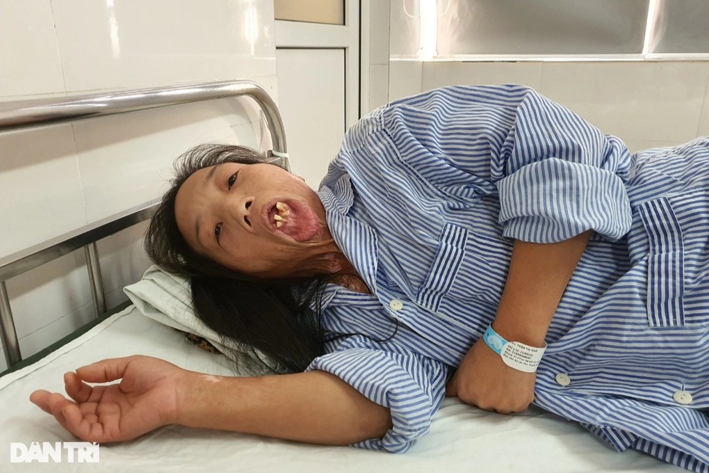 Người đàn bà 33 năm không được mang khuôn mặt con người cầu xin phép màu - 2 Người đàn bà 33 năm không được mang khuôn mặt con người cầu xin phép màu - 2