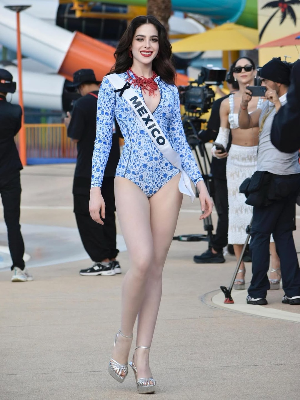 Chiến thắng ồn ào giúp tân Hoa hậu Hoàn vũ trở thành ngôi sao sau một đêm - 2