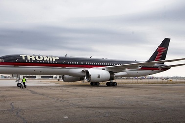 Máy bay Boeing dát vàng của ông Trump bỏ không