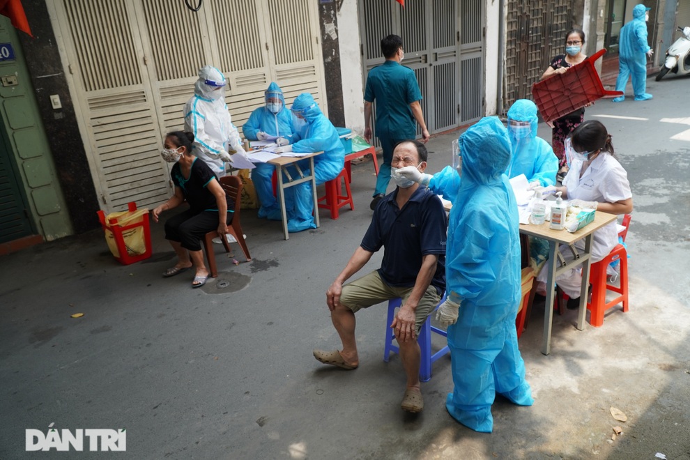 Xét nghiệm nhanh Covid-19 cho gần 4.000 người dân Thủ đô ở quận Tây Hồ - 1 Xét nghiệm nhanh Covid-19 cho gần 4.000 người dân Thủ đô ở quận Tây Hồ - 1