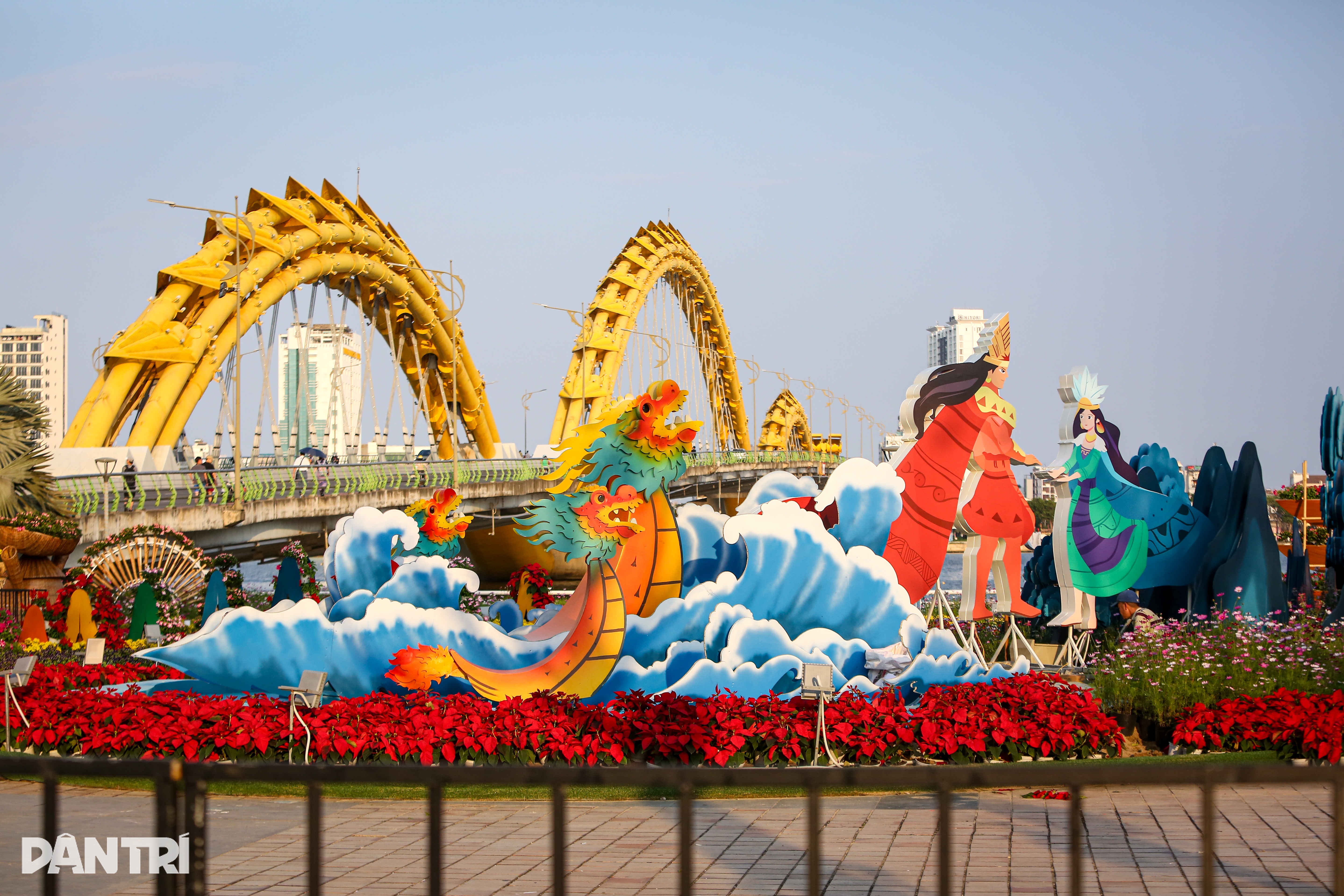 Mengungkap jalan bunga Tet Da Nang dengan maskot yang mensimulasikan jembatan naga yang menyemburkan api - 7 Lộ diện đường hoa Tết Đà Nẵng cùng linh vật mô phỏng cầu rồng phun lửa - 7