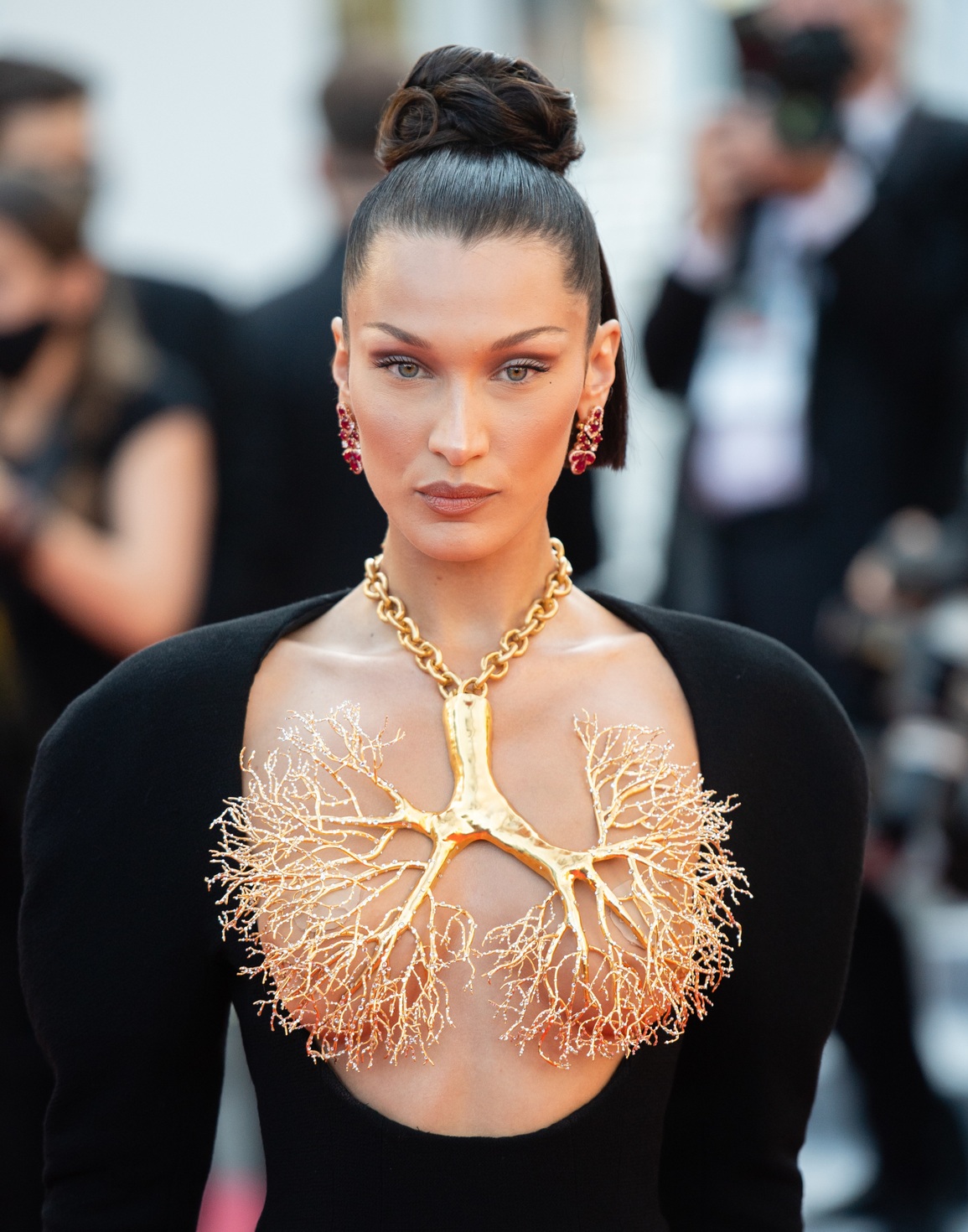 Đăng nhiều ảnh khóc lên mạng xã hội, siêu mẫu Bella Hadid muốn nói điều gì? - 2 Đăng nhiều ảnh khóc lên mạng xã hội, siêu mẫu Bella Hadid muốn nói điều gì? - 2
