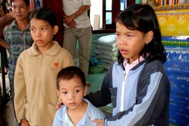 Lật ghe, 2 vợ chồng tử nạn để lại 3 đứa con thơ dại