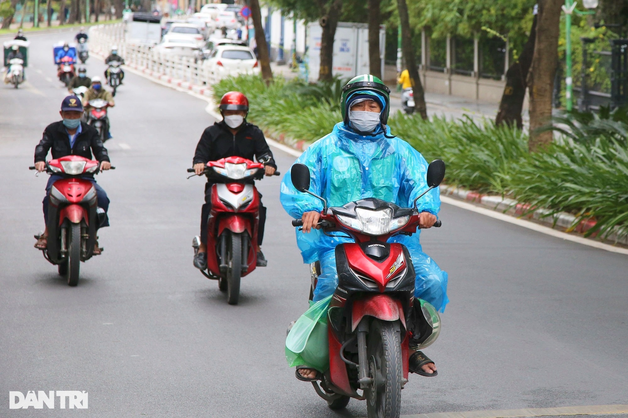 Hà Nội rét đậm, người ra đường phải nép sát nhau, mặc áo mưa tránh gió lạnh - 1 Hà Nội rét đậm, người ra đường phải nép sát nhau, mặc áo mưa tránh gió lạnh - 1