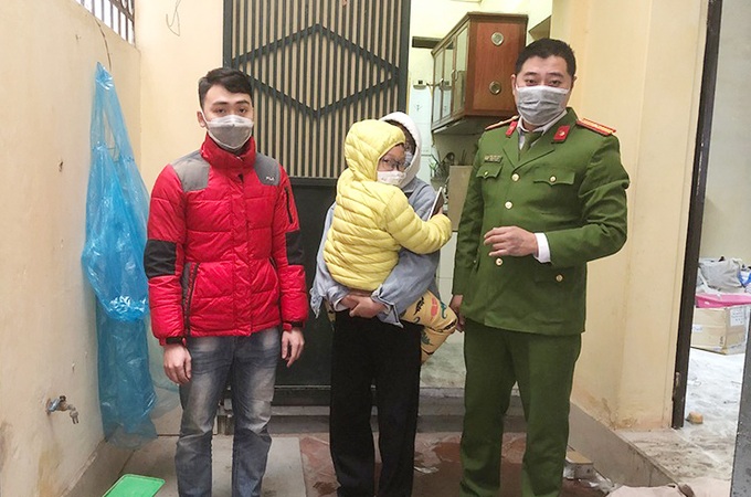Thiếu tá Phan Trần Trung cùng anh Phan Hùng Phát và mẹ con cháu bé 6 tuổi quay lại căn nhà sau khi vụ cháy được khống chế. Ảnh hanoimoi.com.vn